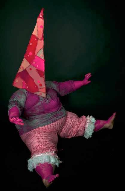Kaitlyn Hunter: “Maximum Capacity,” performative sculpture, photo by Brittany Mick, 2015 acquired courtesy of the artist.
